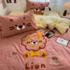 Nuevo Juego de Cuatro Piezas de Toallas de Algodón Lavado, Funda de Edredón Bordada, Sábana de Animales de Dibujos Animados para Dormitorio de Estudiantes, Juego de Cama de Tres Piezas