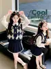 Conjunto de Chaleco Judy para Niña Primavera y Otoño 2026 Nueva Moda Camisa Infantil Conjunto de Otoño Falda Plisada para Niña Conjunto de Tres Piezas