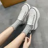 Zapatos de lona para mujer 2026 verano nuevo estilo zapatos que aumentan la altura punta redonda con cordones suela gruesa casual zapatillas blancas zapatos individuales para mujer