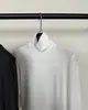 Han Xun, uma marca conhecida por seus designs clássicos e atemporais, apresenta sua nova coleção de 2026 de blusas de gola alta para usar como base para mulheres, perfeitas para outono e inverno.. Estas peças de roupa íntima finas, elásticas e versáteis são projetadas para serem usadas como camada base.. T27596