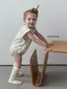 Roupas de Verão para Bebês 2026 Novo Estilo Macacão Floral Vintage para Menina Body Triângulo com Acabamento em Renda