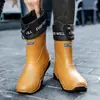 Botas de lluvia para hombre antideslizantes impermeables zapatos de moda para exteriores de caña alta botas de agua cálidas de caña corta zapatos de goma venta al por mayor transfronteriza hombres