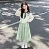 Conjunto de dos piezas para niña: una sudadera con cuello de muñeca y una falda midi de moda con lazo, perfecta para principios de otoño, adecuada para la escuela
