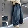 Estos elegantes pantalones de otoño para niños son imprescindibles para 2026. Son nuevos, holgados y de mezclilla azul, lo que los hace perfectos para primavera y otoño.. Tienen un look genial y moderno