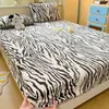 Nueva Sábana Bajera Ajustada de Terciopelo Plus Fresca con Estampado de Leche Terciopelo Cubre Cama Cubre Colchón Set de Tres Piezas para Dormitorio de Estudiante Sábana de Cama de Comercio Exterior