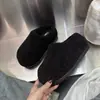 Chinelos casuais peludos estilo coreano para mulheres, novos tamancos planos preguiçosos de inverno para uso externo 2026 com forro de pelúcia e bico fechado