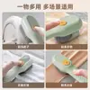 Cepillo multifuncional para zapatos con función dispensadora de líquido, diseñado para uso doméstico, con un mecanismo de botón para una fácil aplicación de líquido y cerdas suaves para limpiar zapatos y otros artículos