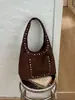 Bolso de hombro retro con tachuelas para mujer, estilo desierto simple de gran capacidad, moda europea y americana, verano 2025