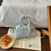 Elegante y estiloso bolso con patrón de diamantes para mujer, nuevo diseño de nicho para el verano de 2026, bolso cruzado popular, bolso de mano pequeño cuadrado