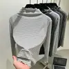 Camiseta de Manga Larga con Cuello Alto y Dobladillo Fruncido, Estilo Nuevo Otoño 2026, Top Rayado Delgado Versátil y Elegante para Mujer