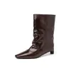Botas curtas fashion estilo britânico de 3,5 cm franzidas, novo modelo outono e inverno 2026, bico quadrado, salto grosso, botas fashion de calçar fácil para mulheres