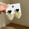 Aretes vintage de corazón negro con cuentas, lujo ligero con un toque de alta gama, broqueles de corazón, aretes elegantes, accesorios de diseño de nicho