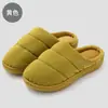 Nuevas pantuflas de algodón impermeables para hombre, adecuadas para otoño e invierno, diseñadas para uso en interiores, con suelas antideslizantes, que brindan calidez y cuentan con un diseño simple y ligero que también se puede usar al aire libre. Disponible al por mayor para estilos de mujer