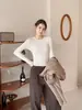 Camiseta gris para mujer, nuevo estilo 2026, adecuada para usar en capas o sola, cuello redondo, corte ajustado, favorecedora, top de manga larga para principios de otoño, camiseta básica de color liso