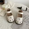 Sapatos de Princesa 2026 Estilo Novo Primavera e Outono com Pequeno Bordado, Sapatos de Couro Antiderrapantes para Meninas, Sapatos Infantis Respiráveis com Design Vazado