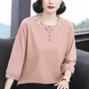 Ropa para madre 2026 nueva camiseta bordada de tres cuartos de manga, top casual elegante y holgado para mediana edad y mayores