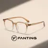 Montura cuadrada, esquinas redondeadas, lentes lisos, disponible en varios colores incluyendo negro brillante, gris translúcido, café degradado y azul degradado, con detalles de remaches plateados