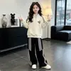 Conjunto de outono para meninas 2026 novo estilo, para crianças mais velhas, conjunto esportivo de outono de duas peças, conjunto de duas peças de moletom e calça pantalona para meninas
