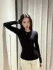 Camiseta preta, corte regular, manga longa, estilo coreano, fina e leve, adequada para usar em camadas no início do outono, com tecido elástico, pode ser usada como camada externa ou como camada base, criando um look sofisticado