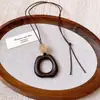 Collar de cordón de cuero con perla cuadrada de acrílico, estilo vintage y artístico, cadena para suéter, diseño único, joyería de lujo ligera, venta al por mayor
