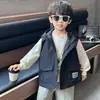 Colete infantil, estilo de rua para meninos na primavera e outono, workwear legal e moderno, colete para bebês como peça externa, novo estilo 2026 colete com capuz para bebê