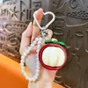 Pingente de chaveiro de corrente de pérolas de frutas simuladas, doce e versátil, design fresco e simples, moderno e único