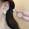 Pendientes de Clip de Lujo Ligero Estilo Hong Kong sin Agujeros para Orejas Pendientes Geométricos de Perla y Camelia para Mujer Sentido Avanzado Simples Elegantes Pendientes Versátiles