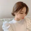 Pendientes de Botón de Flor de Gama Alta Simples Pequeños para Mujer Pequeños Corea del Sur Elegantes Pendientes de Celebridad de Internet Estilo Hada Retro Hepburn