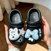 Sapatos furados para meninas para uso externo, novos chinelos infantis de verão 2026, modernos e confortáveis, sandálias de praia antiderrapantes para meninas