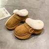 Novos chinelos de algodão com solas grossas 2026, quentes e fofos, adequados para uso externo, forrados com pelúcia, de calçar, meias-chinelos fechadas para outono e inverno para mulheres