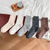 Calcetines holgados de otoño e invierno, amigables con la piel y cómodos, calcetines de media pantorrilla con estampado floral pequeño para mujer, calcetines largos versátiles estilo Ins, calcetines de algodón peinado para mujer