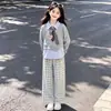 Conjunto de Moletom Manga Longa Color Block Cartoon Fofo para Crianças, Outono e Primavera, com Calça Larga Color Block Xadrez Casual, Tendência