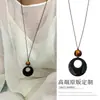 Bolso Pequeño Collar de Cordón de Cuero Sintético Estilo Retro de Hong Kong, Cadena de Suéter Versátil de Media Luna a la Moda, Accesorio de Moda Callejera de Gama Alta para Mujeres