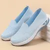 Sapatos de Malha Fly-Knit Atacado para Mulheres, Tênis Casuais Respiráveis Slip-On Leves com Solado Macio, Sapatos de Caminhada Versáteis para Mulheres com Cano Baixo e Solado Plano