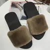 Otoño e invierno 2023 Nuevo estilo coreano zapatillas de felpa de suela gruesa para mujer moda para exteriores casuales de cuña de una tira de algodón