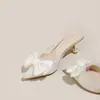 Chinelos de Salto Alto Transparentes Pontudos de Verão para Mulheres com Lantejoulas Cor Champagne e Laço, Salto Fino, Bico Fechado, com Saia