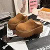 Outono 2026 Novo Estilo Outono e Inverno Plataforma Pelúcia Quente Solado Grosso Slip-On Tamancos para Pessoas Baixas