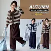 Suéter cárdigan de punto para niña 2026 primavera y otoño nuevo conjunto casual de dos piezas con top a rayas y pantalones holgados