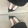 Zapatos de tacón de gatito estilo francés elegantes 2025 con falda, punta fina de corte bajo, tacones de aguja de diamante brillantes negros para mujer