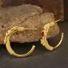 Pendientes de aro vintage elegantes y exquisitos de Cao Shi, pendientes de imitación de rubí de diseñador, accesorios florales cepillados de estilo chino de alta gama