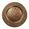 Venta al por mayor para comercio exterior Plato Decorativo Dorado de 13 pulgadas Vintage Americano Repujado con Bordes Curvos y Patrones Tallados para Sala de Estar Decoración del Hogar