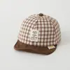 Sombreros de Estilo Coreano de Moda a Rayas y Cuadros con Ala Suave para Bebés y Niños Pequeños al por Mayor Temporada Primavera/Verano 2026 Gorras Personalizadas con Protección Solar para Niños y Niñas