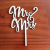 En stock al por mayor Suministros de boda de madera más vendidos europeos y americanos Sr.. y la señora. Adorno para pastel MRMRS tarjeta de adorno para pastel de boda