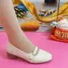 Zapatos populares para mujer para madres 2026, zapatos planos cómodos de suela blanda, nuevos zapatos versátiles de cuero, modernos zapatos de otoño poco profundos para mujeres de mediana edad