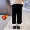 Calças forradas de fleece para meninas, macacão de veludo, novo estilo elegante e da moda Outono/Inverno 2026, calças retas grossas para crianças, roupas de inverno para bebês