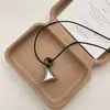 Nuevo Collar Colgante Triangular de Piedra Natural Estilo Chino para Mujer, Diseño de Nicho, Lujo Ligero, Sensación de Alta Gama, Cadena para Suéter, Accesorio Versátil