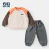 Conjunto de Sudadera y Pantalón de Chándal de Dos Piezas para Niño Estilo Europeo, Nuevo Modelo Otoño 2026, Ropa Infantil para Niños Pequeños, Estilos de Primavera y Otoño