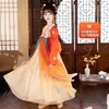 Figurinos de Performance para o Início do Verão Infantil: Um Traje de Dança Clássica para Menina no Estilo das Dinastias Han e Tang, Apresentando um Tema de uma Menina Dançando Embriagada com Borboletas na Brisa da Primavera