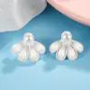 Novos Brincos Flor de Pétala Escovada Bud de Pérola Estilo Chinês Vintage Recomendados por Designers Femininas, Apresentando um Toque Minimalista e de Alto Padrão