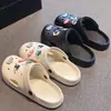 Zuecos cerrados para mujer para uso en casa, pantuflas antideslizantes para baño para bañarse en verano, de suela blanda, ligeros, se pueden usar afuera, pantuflas para hombre